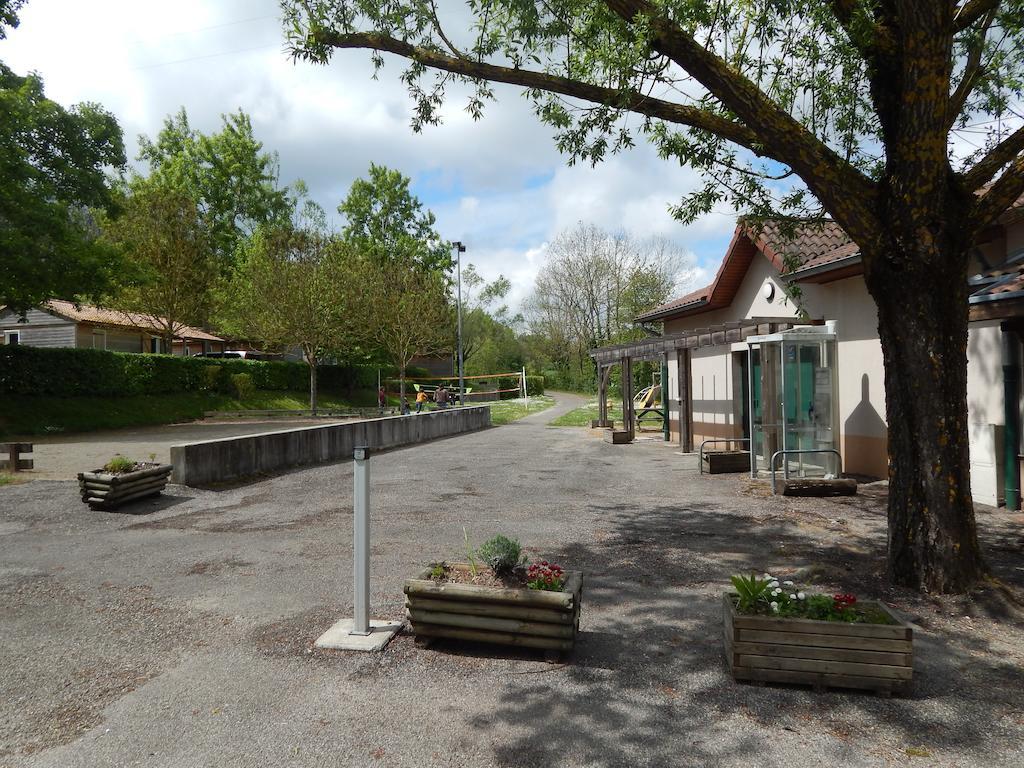Camping Du Moulin Hotel Meyrieu-les-Etangs Екстериор снимка